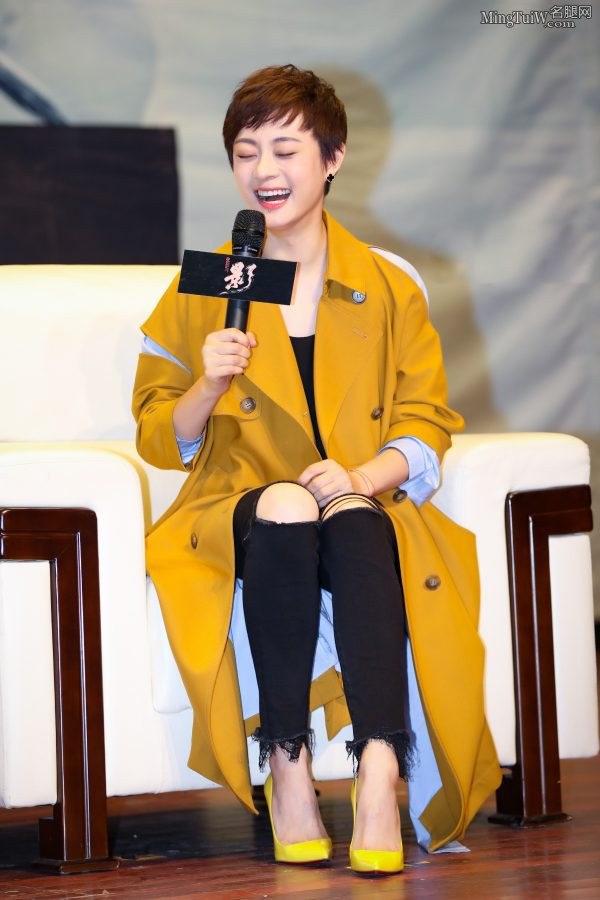 孙俪娘娘穿破洞牛仔裤白皙的美足上穿了黄色的细高跟鞋(2/32)