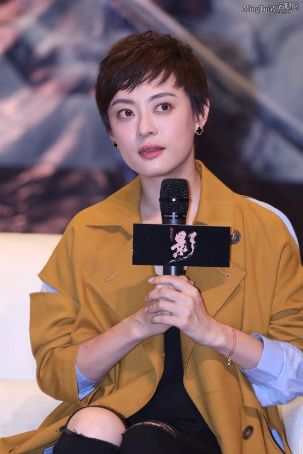孙俪娘娘穿破洞牛仔裤白皙的美足上穿了黄色的细高跟鞋(10/32)