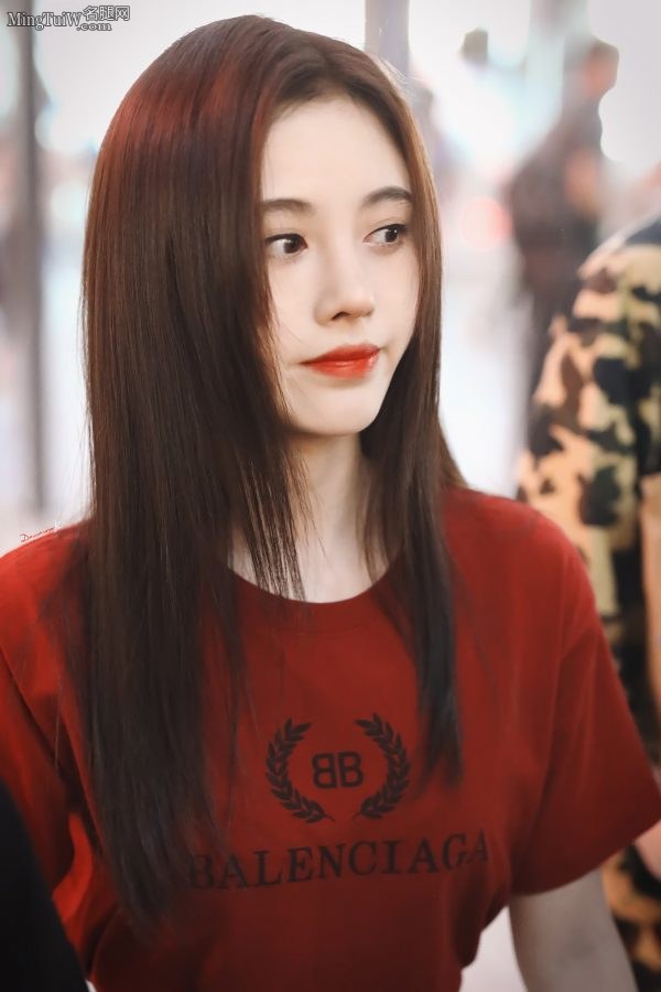 鞠婧祎短裙T恤现身机场小胸脯坚挺(15/16)