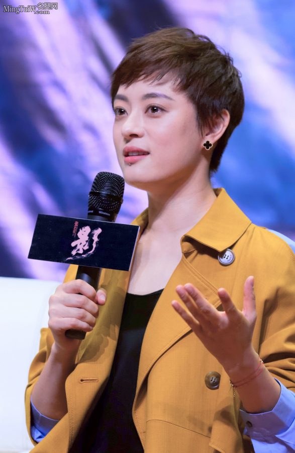 孙俪娘娘穿破洞牛仔裤白皙的美足上穿了黄色的细高跟鞋(29/32)