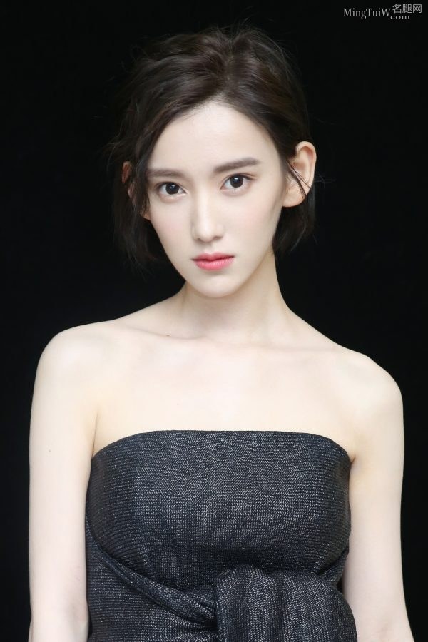 新生代女演员李沐宸一字裙露香肩(7/9)