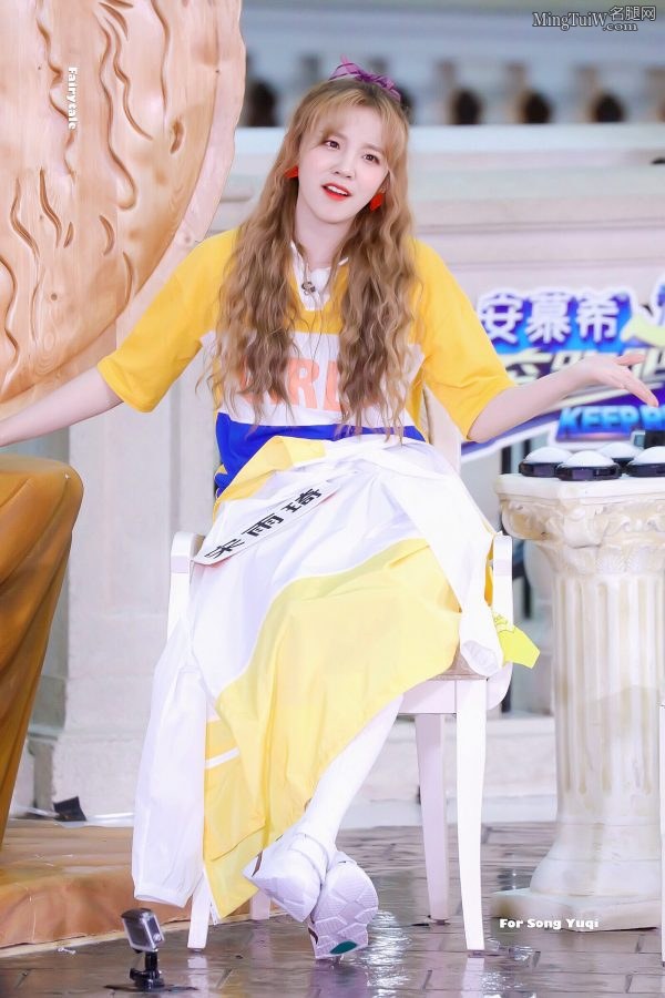 《奔跑吧》宋雨琦白色棉袜运动鞋(2/8)