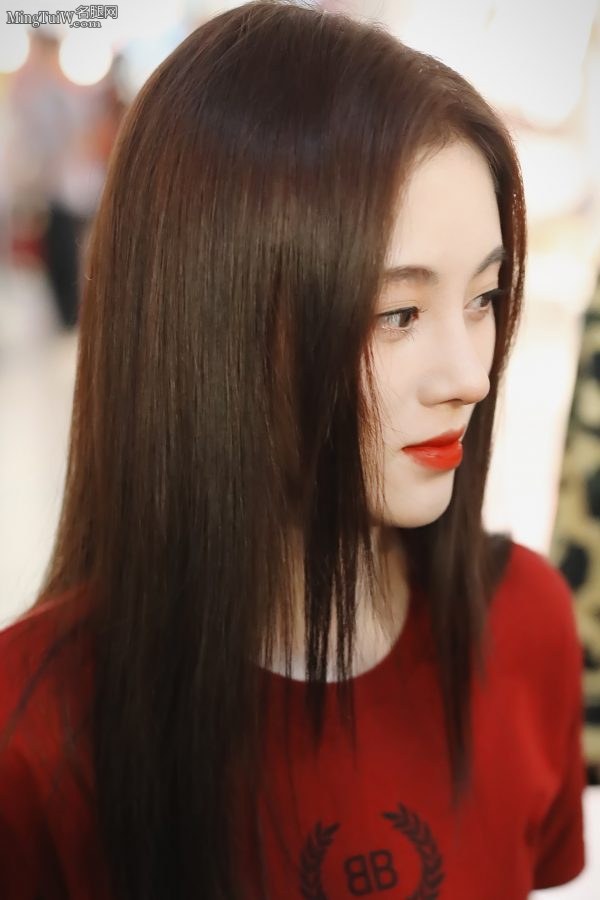 鞠婧祎短裙T恤现身机场小胸脯坚挺(11/16)