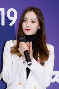 迪丽热巴身穿白色西装踩尖头细高跟 玉手白皙纤细