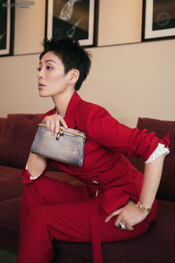 短发气质女星宁静身穿深V西服套装 美脚踩细高跟鞋(4/6)