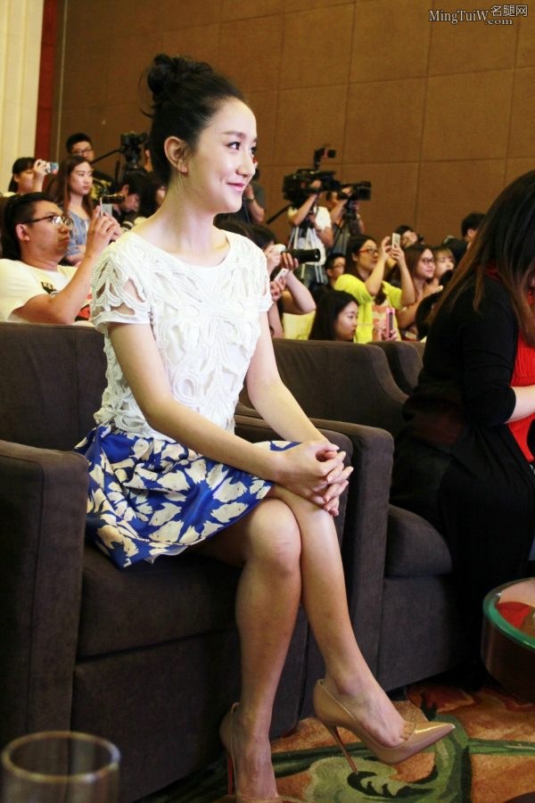 美女李倩脚踩细高跟鞋夹腿低头露酒窝(1/3)