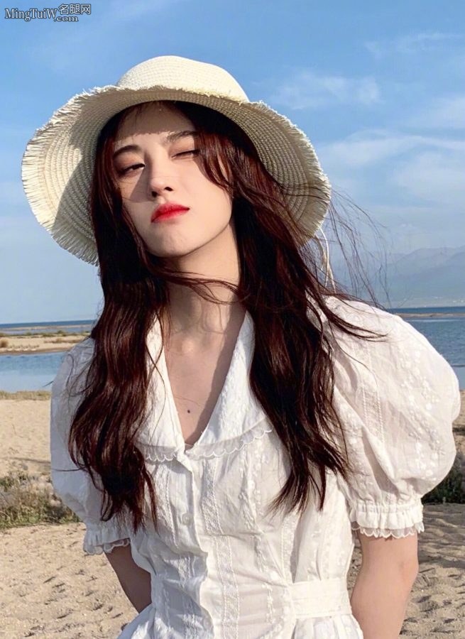 鞠婧祎穿小白裙在海边玩耍好漂亮的小女森(6/11)