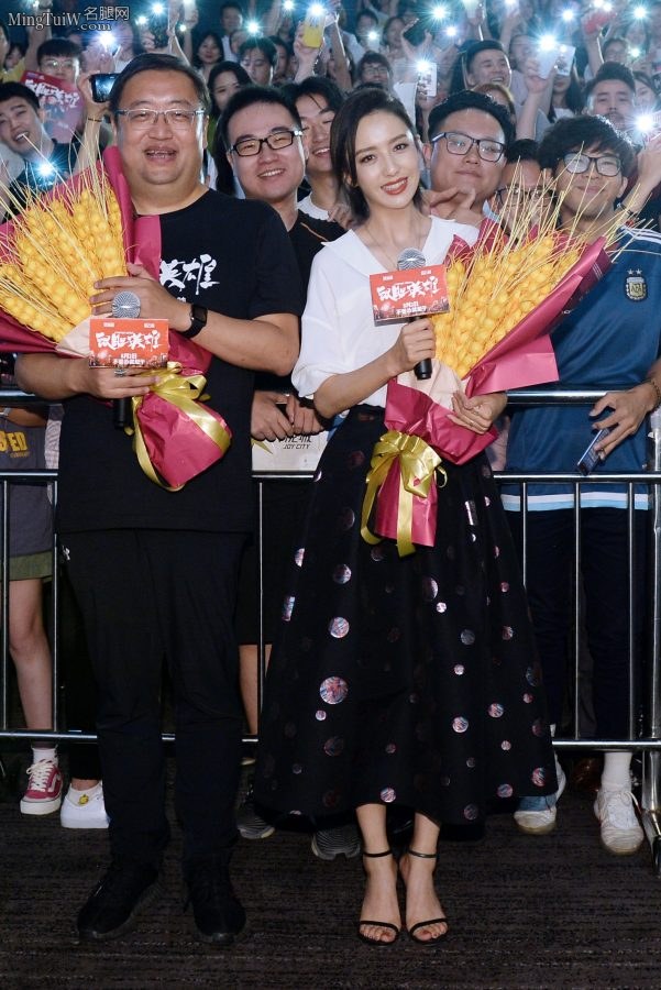 气场十足的大美人佟丽娅玉足踩凉高跟(4/8)