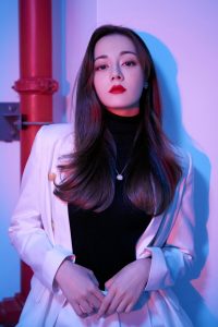 迪丽热巴身穿白色西装踩尖头细高跟 玉手白皙纤细