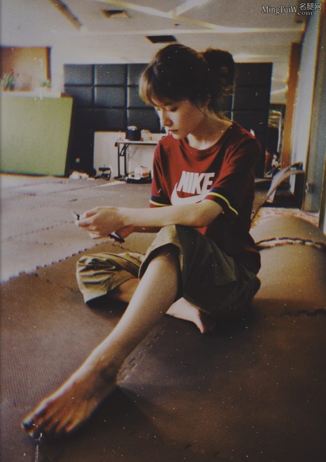 柴碧云运动累的睡着了拍她的棉袜小脚(5/5)