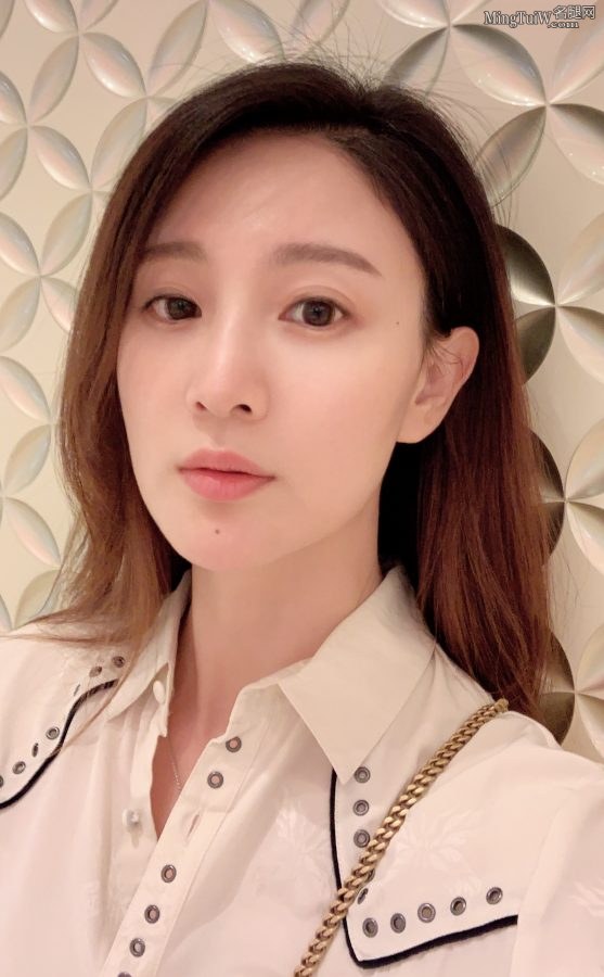 侯梦莎穿小白鞋秀长直的美腿(3/3)