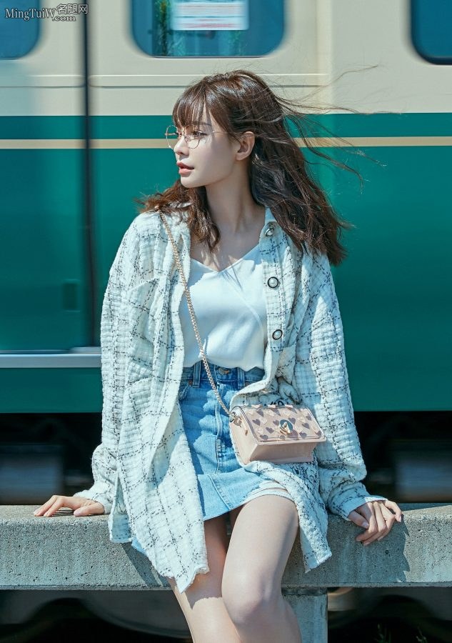 “眼镜妹”沈梦辰海边清爽写真少女感十足(2/4)