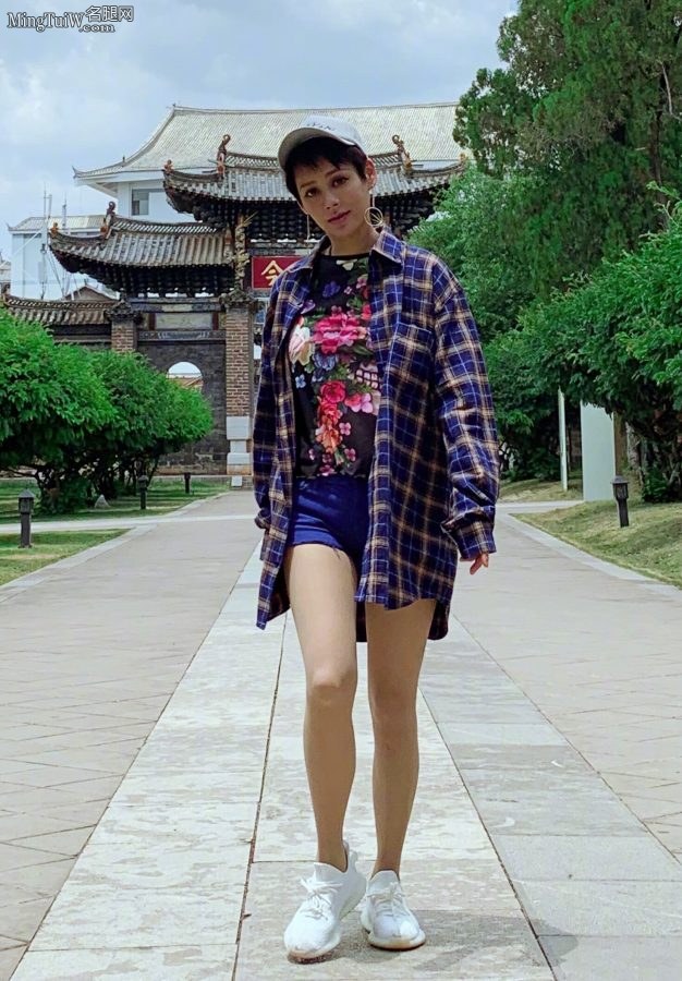 宁静外出旅游时的美腿仔细看是穿了丝袜的(5/7)