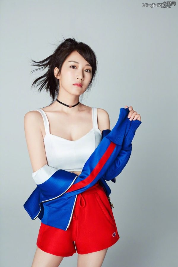 李念脱掉运动衣给你看她的吊带背心(6/6)