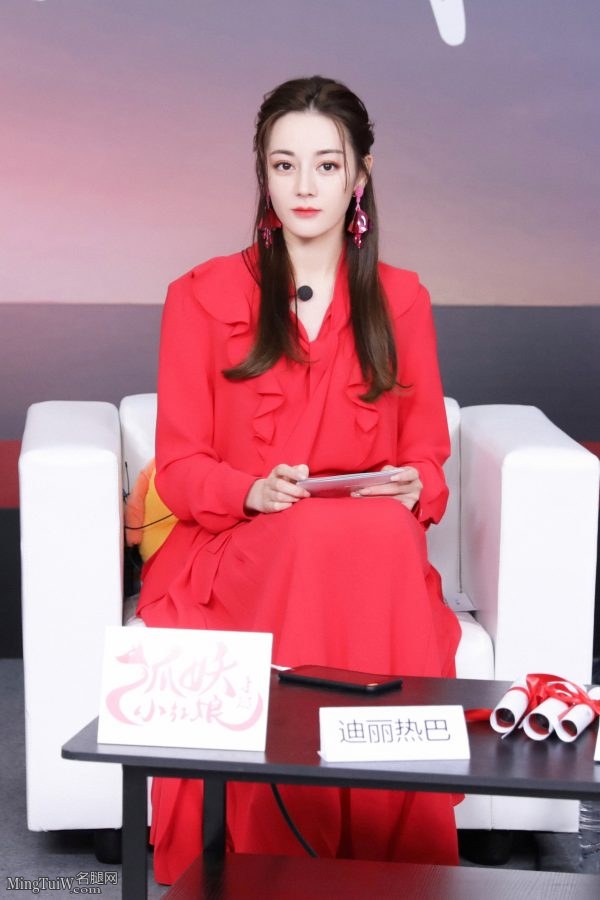 古风味道的小姐姐迪丽热巴代言手游 白皙美足完美(9/18)