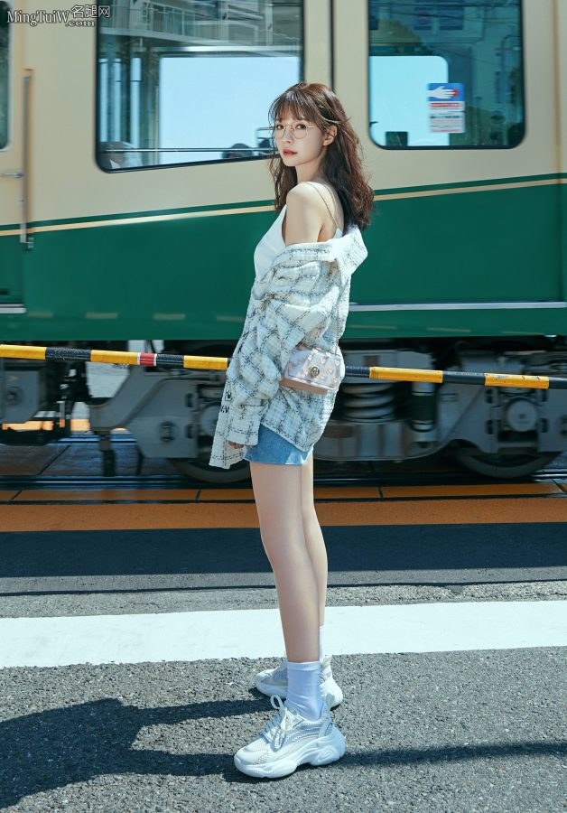 “眼镜妹”沈梦辰海边清爽写真少女感十足(1/4)