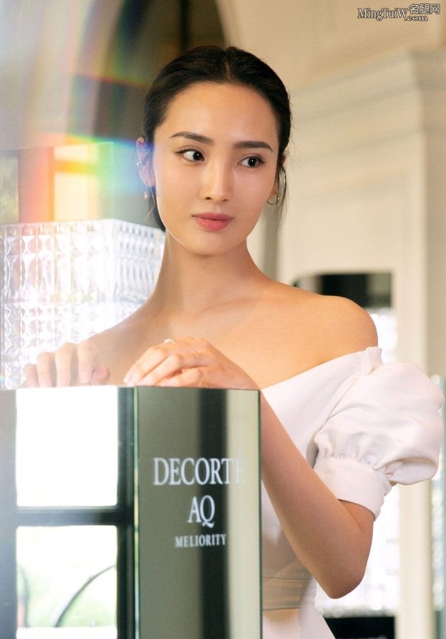 高挑优雅的女星王紫璇身穿低胸白裙 长腿凉高跟鞋代言(3/7)
