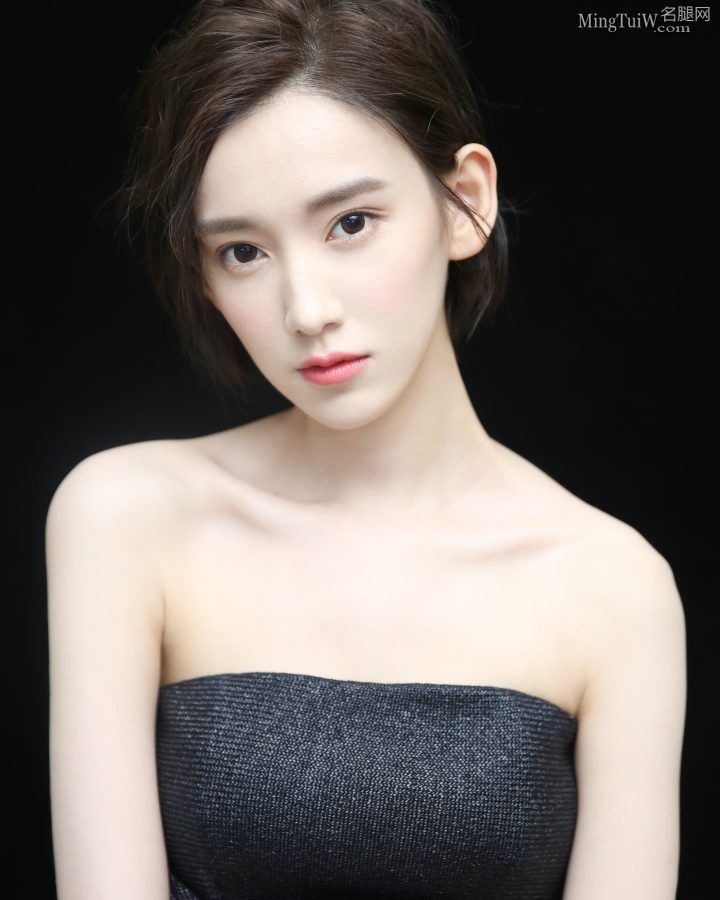 新生代女演员李沐宸一字裙露香肩(8/9)