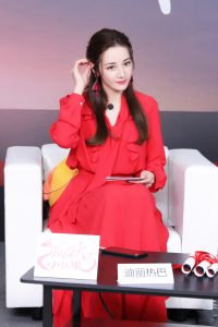 古风味道的小姐姐迪丽热巴代言手游 白皙美足完美