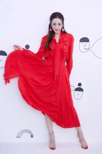 古风味道的小姐姐迪丽热巴代言手游 白皙美足完美