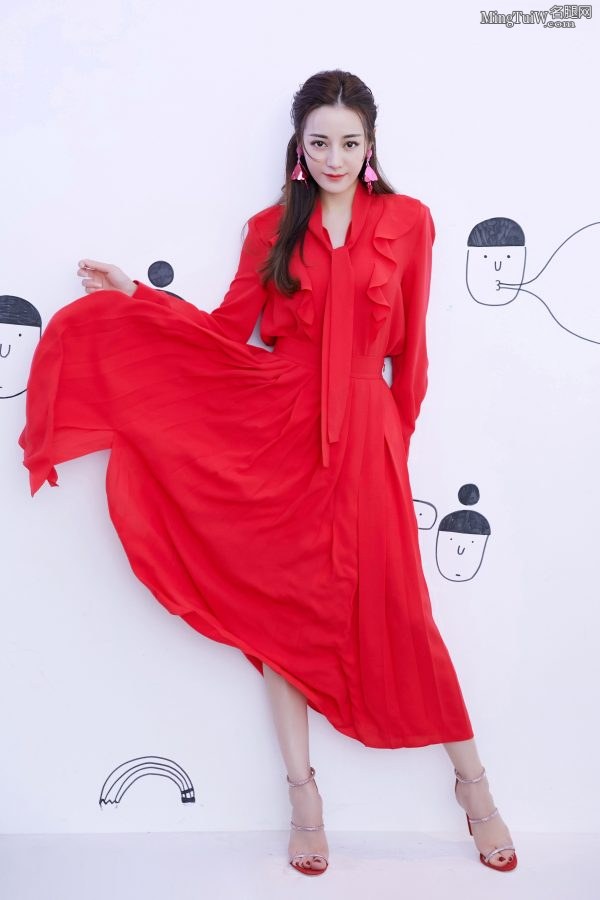 古风味道的小姐姐迪丽热巴代言手游 白皙美足完美(18/18)