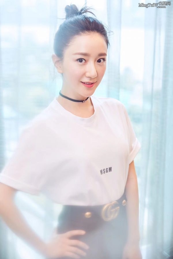 演员李倩窗台前秀长直的白腿(3/3)