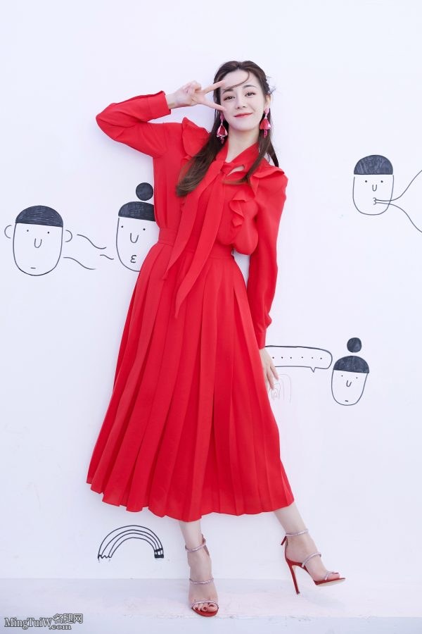 古风味道的小姐姐迪丽热巴代言手游 白皙美足完美(4/18)