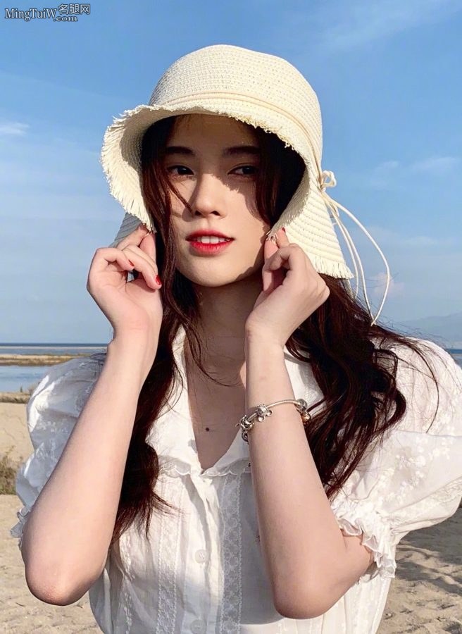 鞠婧祎穿小白裙在海边玩耍好漂亮的小女森(7/11)
