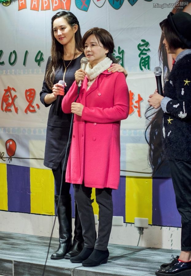 张钧甯在歌友会上厚黑丝裤袜靴子这是谁的女朋友(18/36)