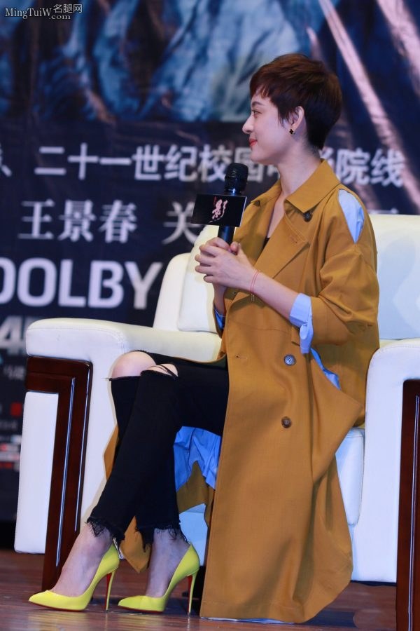 孙俪娘娘穿破洞牛仔裤白皙的美足上穿了黄色的细高跟鞋(24/32)
