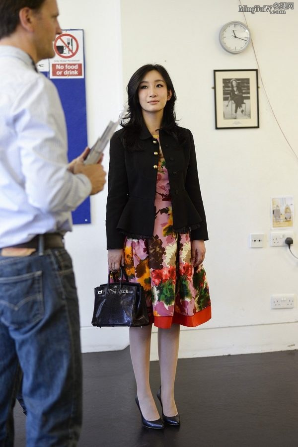 优雅的女星秦海璐展示高跟美腿(1/2)