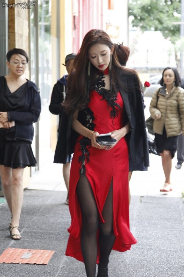 "Sisters Over Flowers" tall sister Lin Chiling wears black pantyhose and dances tango [SD version](2/13)