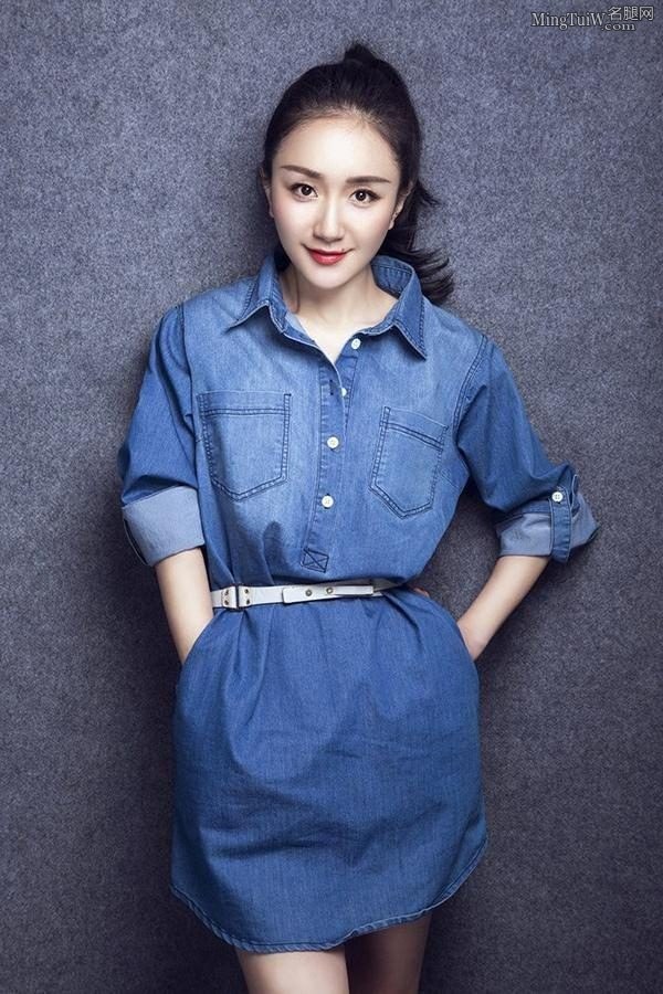 送你一个可人的小美女李倩 牛仔裙露白皙腿(2/6)