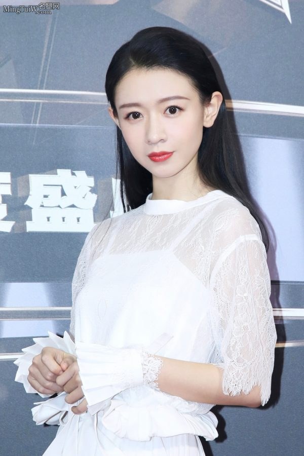 国风美少年刘木子和芊蔚踩尖头高跟鞋走红毯(5/9)