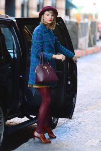 Taylor Swift紫色丝袜大长腿从凯迪拉克SUV里下车