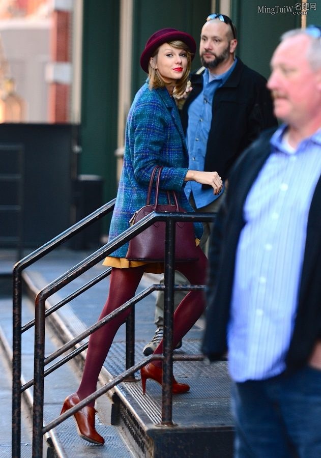 Taylor Swift紫色丝袜大长腿从凯迪拉克SUV里下车(28/29)
