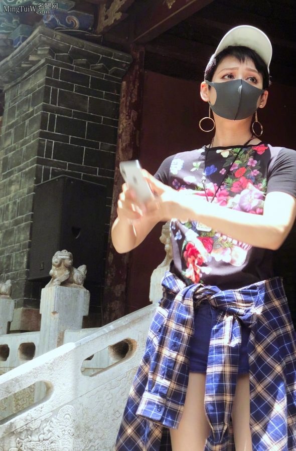 宁静外出旅游时的美腿仔细看是穿了丝袜的(4/7)