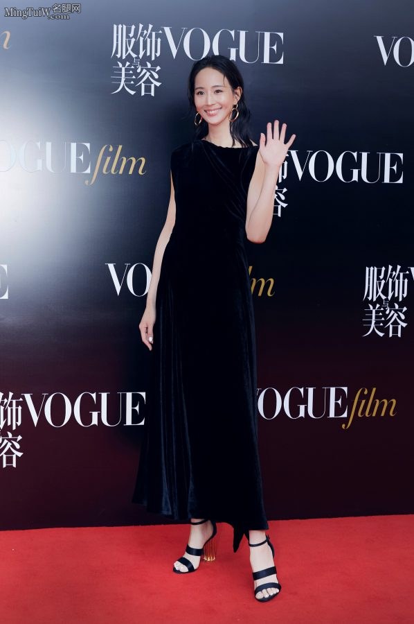 VOGUE红毯张钧甯展示白玉般的美足(1/18)