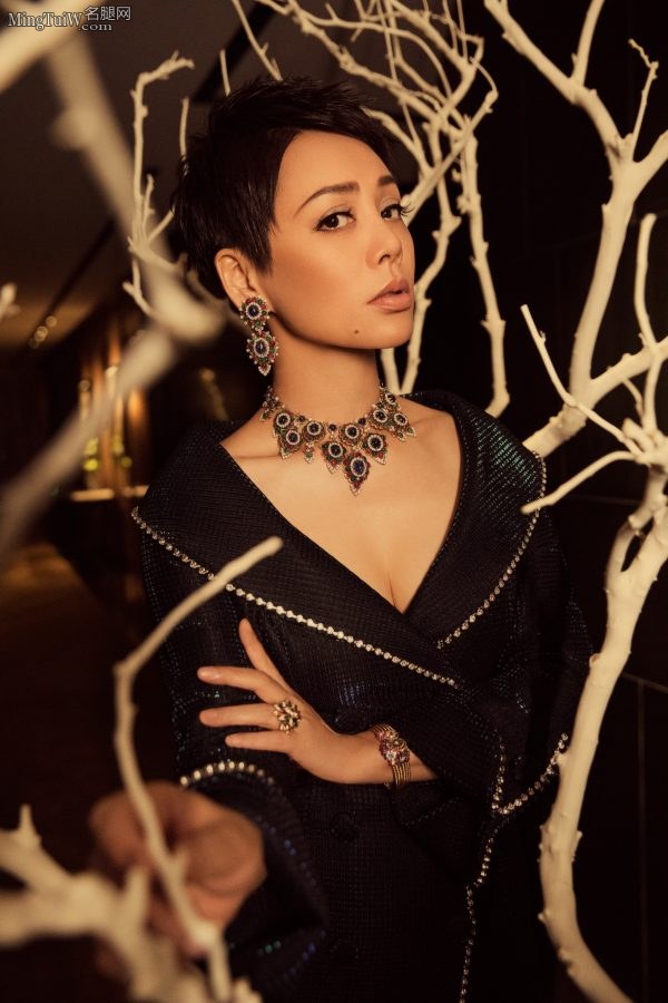 韵味成熟的美女宁静低胸长裙美足踩一字带凉高跟(4/6)