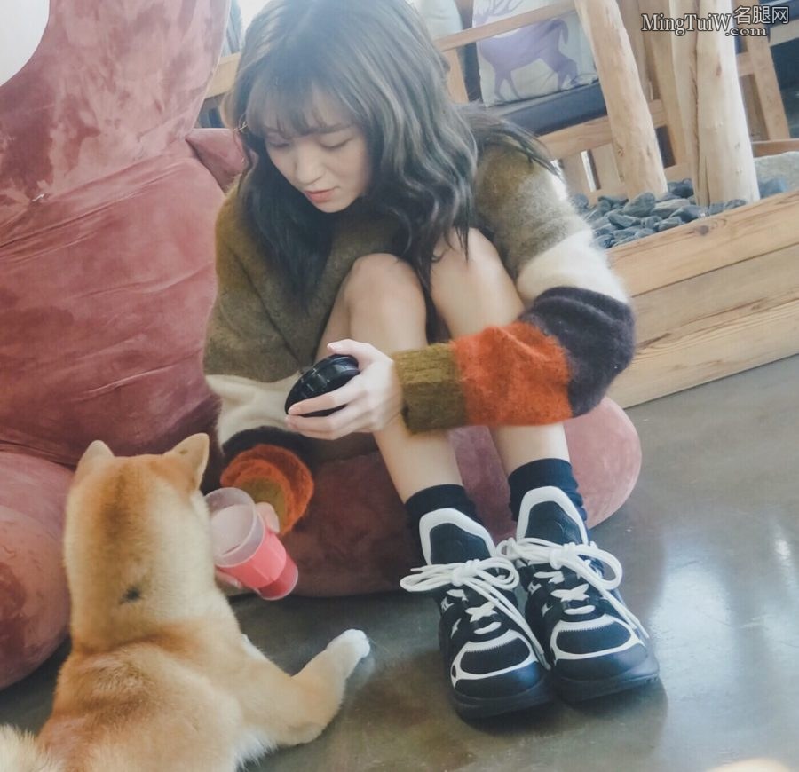 女主播莉哥生活照片好细的腿(5/7)