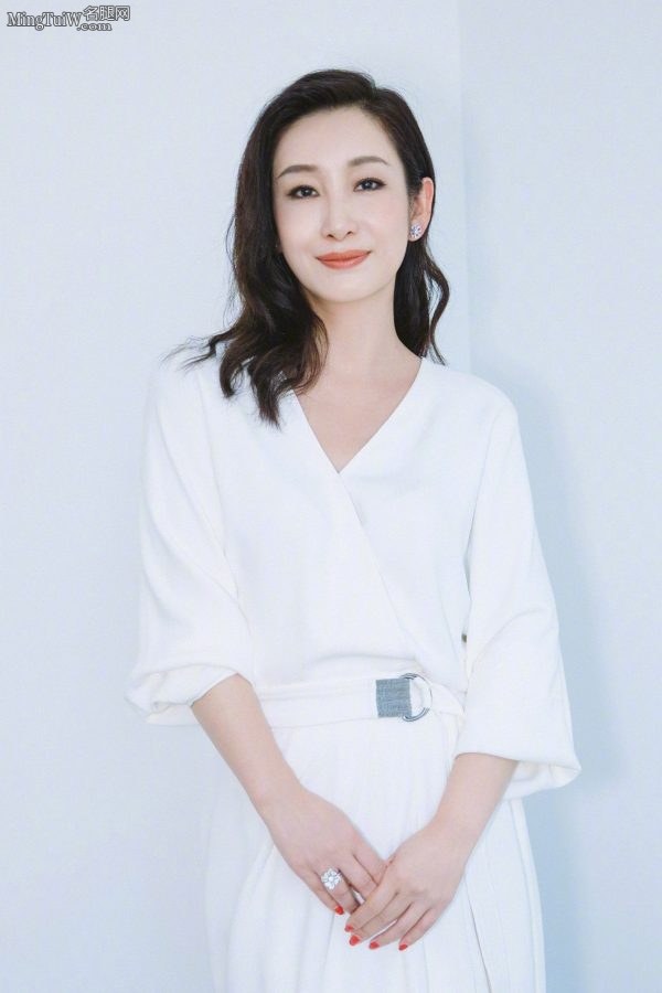 秦海璐身穿白色长裙踩细高跟显女人味(2/4)