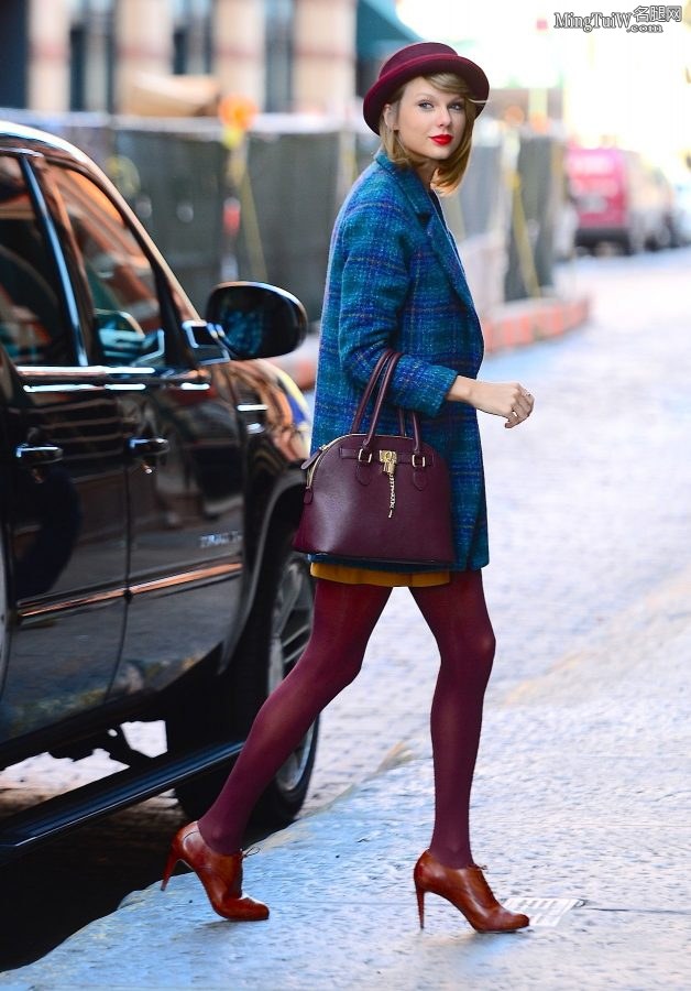 Taylor Swift紫色丝袜大长腿从凯迪拉克SUV里下车(14/29)