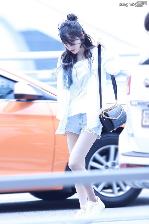 可爱的美少女金泰妍穿牛仔短裤美腿细又白(1/7)