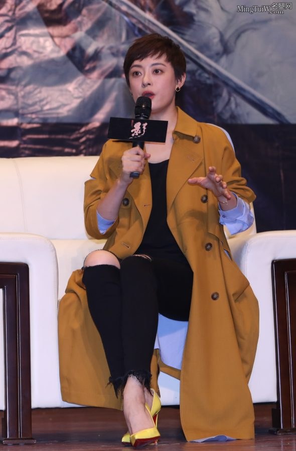 孙俪娘娘穿破洞牛仔裤白皙的美足上穿了黄色的细高跟鞋(20/32)