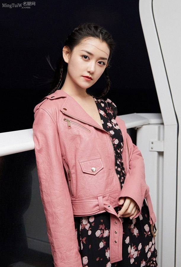 00后美少女蒋依依白玉小腿穿短皮靴(4/4)
