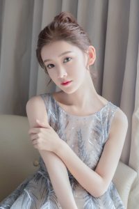 可爱的女生李沐宸地毯上的凉鞋玉足