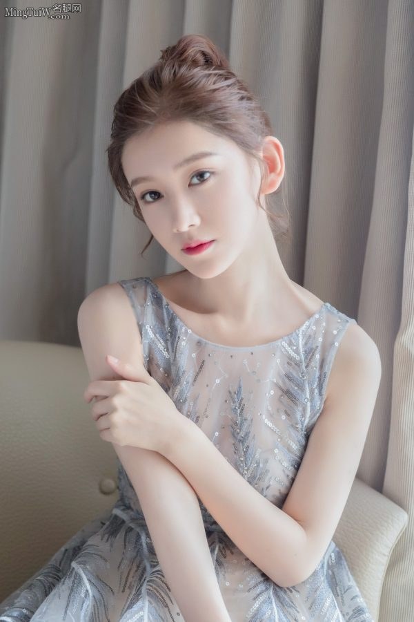 可爱的女生李沐宸地毯上的凉鞋玉足(3/3)