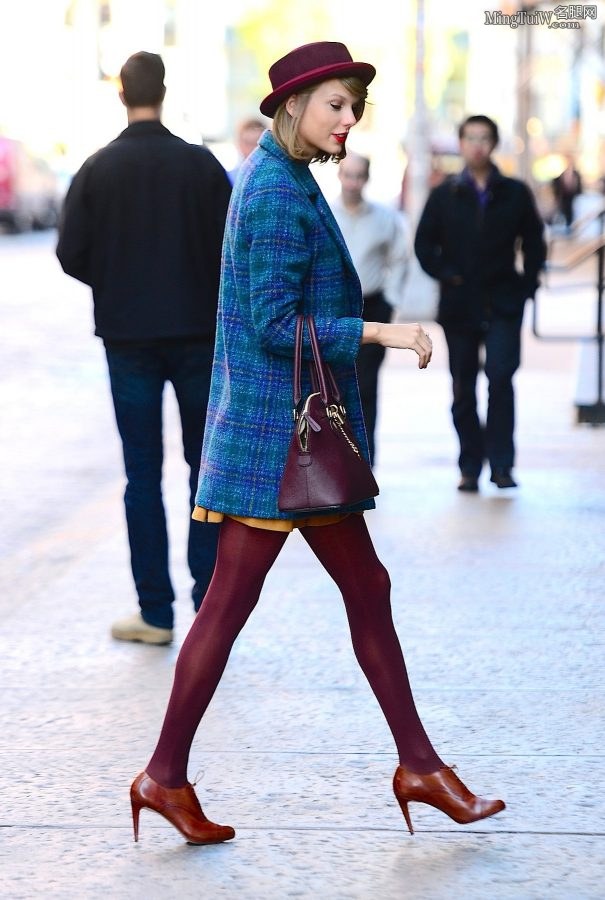 Taylor Swift紫色丝袜大长腿从凯迪拉克SUV里下车（第22张/共29张）