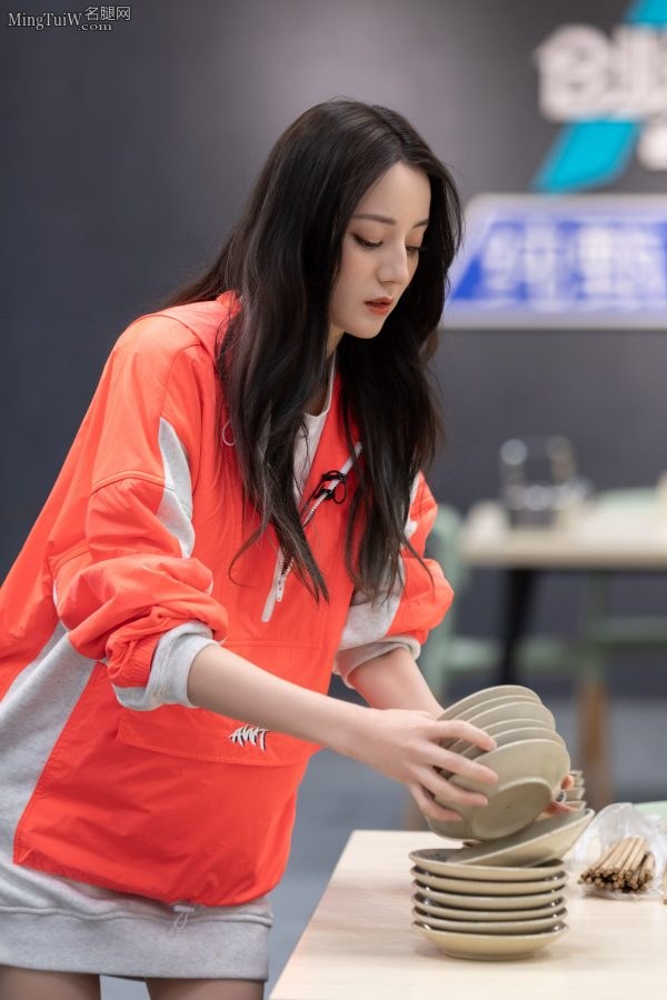 迪丽热巴身穿橙色运动卫衣给你做饭吃 腿真的很细(17/18)