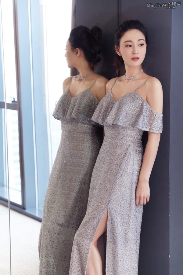 女星侯梦莎身穿吊带长裙小露玉腿气质优雅(5/6)